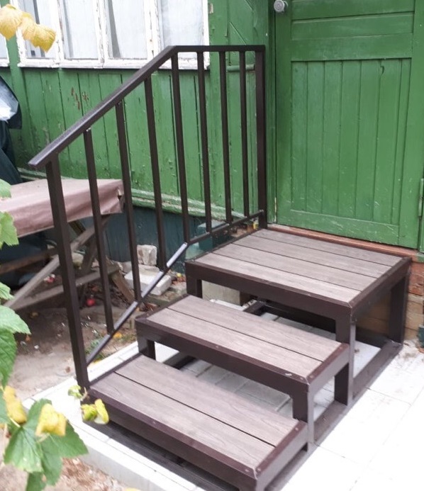 Крыльцо на металлокаркасе с ДПК от производителя.